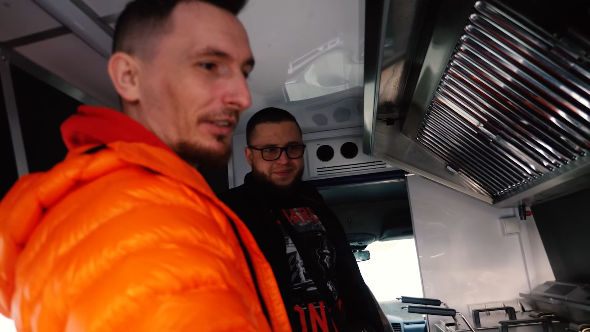 Youtuber Isamu otwiera food trucka "GigaBuła"