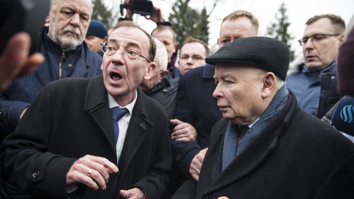 WARSAW, MASOVIAN VOIVODESHIP, POLAND - 2024/02/07: Former Minister of Interior and Administration, Mariusz Kaminski and Jaroslaw Kaczynski, the leader of Law and Justice party attempt to enter the Parliament surrounded by MPs of the Law and Justice Party. Former interior minister, Mariusz Kaminski and his deputy Maciej Wasik were jailed last month after being sentenced for abuse of power for actions taken in 2007, when they served in an earlier Law and Justice-led government and previously led the Central Anti-Corruption Bureau (CBA). They claimed to be "political prisoners" and they also lost their parliamentary mandates.They tried to push their way into parliament, supported by a group of senior Law and Justice (PiS) politicians. President Duda had pardoned both politicians after they were first sentenced in 2015 but Poland's Supreme Court deemed his move invalid, saying a pardon could not be granted before a final ruling in the case was issued. The two politicians were sentenced to two years in prison in December. President Duda pardoned them again in January. (Photo by Attila Husejnow/SOPA Images/LightRocket via Getty Images)
