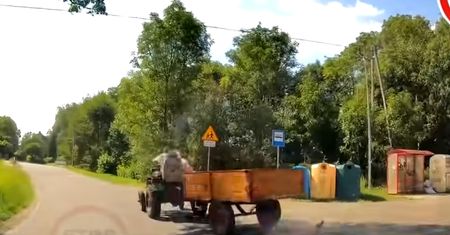 Wiejscy rajdowcy szaleją ciągnikiem. Nagranie trafiło do sieci