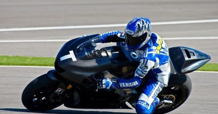 Yamaha zaprzecza plotkom i zostaje