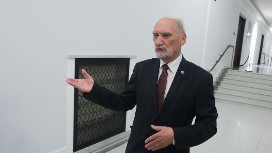 Antoni Macierewicz
Warszawa, 29.07.2024. Przewodnicz�cy zespo�u, pose� PiS Antoni Macierewicz na konferencji prasowej cz�onk�w Zespo�u Parlamentarnego ds. zbadania przyczyn katastrofy smole�skiej z 10 kwietnia 2010 r., 29 bm. w Sejmie w Warszawie. Temat spotkania: "Dowody Eksplozji T-154M 10 kwietnia 2010 r. ukryte przez stron� rosyjsk�". (aldg) PAP/Tomasz Gzell
Tomasz Gzell
katastrofa smolenska, podsumowanie, portret, raport, samolot, sejm, smole�skiej, tu-154, tu-154m, wypadek, zesp� parlamenarny, konferencja, prasowa