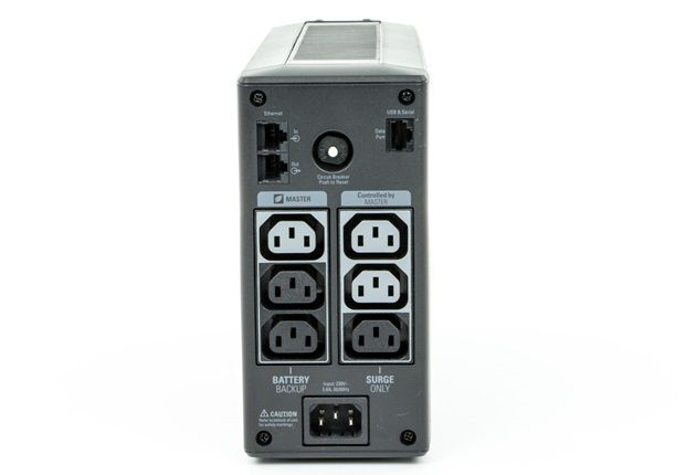 APC Back-UPS Pro 550 widok od tyłu