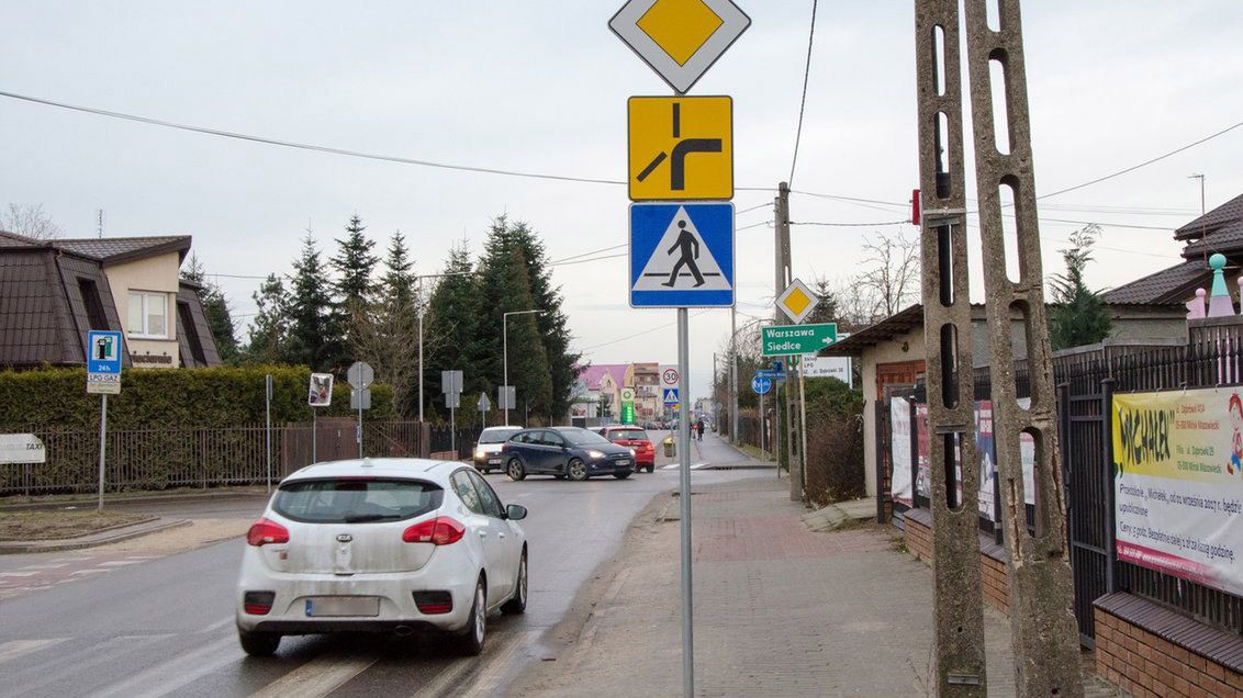 Błędne użycie kierunkowskazu na skrzyżowaniu grozi mandatem