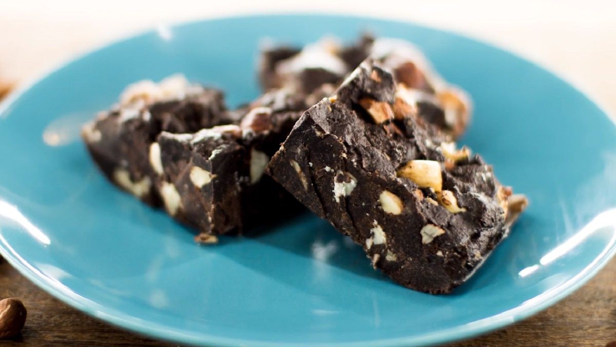 Baton czekoladowy z orzechami to najlepszy pomysł na szybką przekąskę.