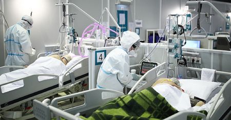 Koronawirus. Senność, bóle głowy i nudności mogą zwiastować ciężki przebieg COVID-19. "Wirus atakuje układ nerwowy"