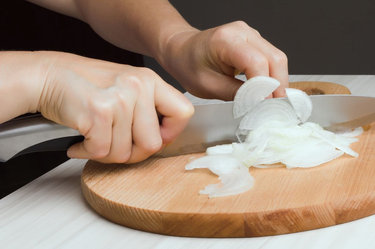 "Chopping onions - Delicacies"