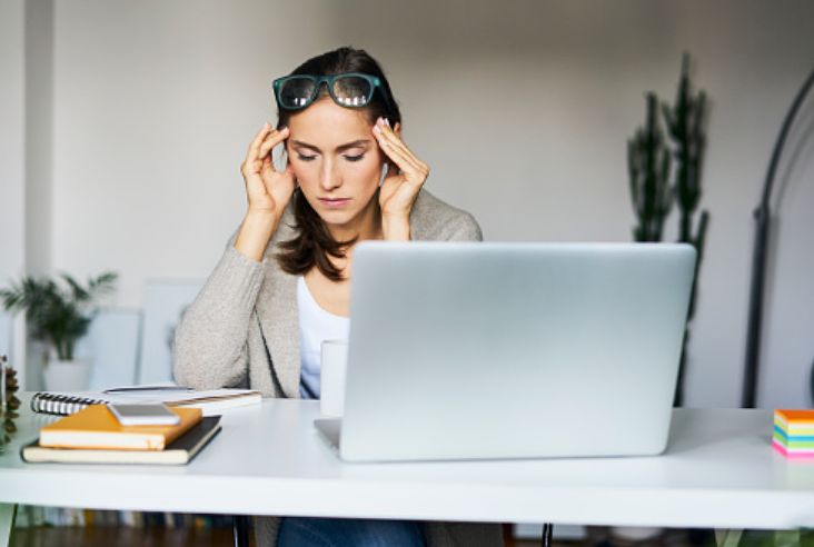 Bóle głowy w chorobach oczu – przyczyny i charakterystyka