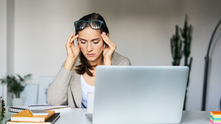 Ból głowy i oczu może być wywołany zaburzeniami akomodacji i wiązać się z wadami wzroku. 