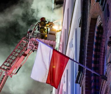 Strażacy walczą z ogniem. Pożar hotelu w Śremie