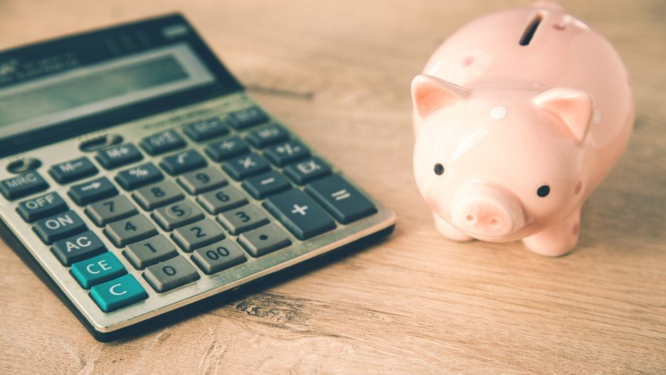 W ostatnich tygodniach z rynku zniknęły lokaty z oprocentowaniem powyżej 8%, a kolejne banki tną stawki także w ofertach promocyjnych.