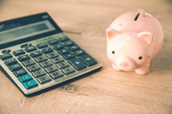 Lokaty coraz słabsze, ale pieniędzy w bankach przybywa