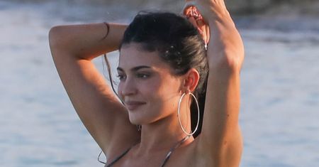 Kylie Jenner w naturalnym wydaniu. Celebrytka w bikini została przyłapana przez paparazzi. Wygląda jak na Instagramie? (FOTO)