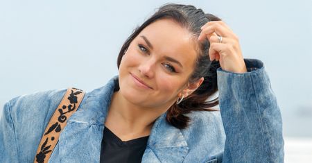 Ewa Farna ZADAJE SZYKU w plisowanej kreacji na imprezie czeskiego "Elle". "Obłędnie!"