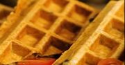 Przepis na genialną przekąskę. Jak sprawić, by gofry miały smak pizzy?