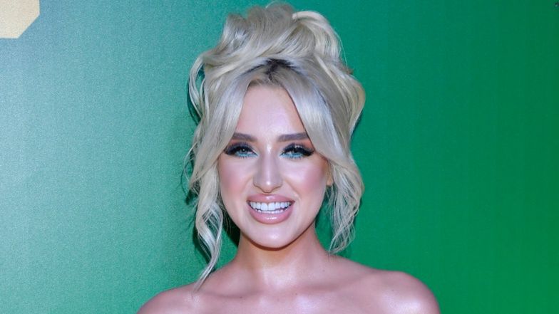 Caroline Derpienski na premierze w pierzastej stylizacji