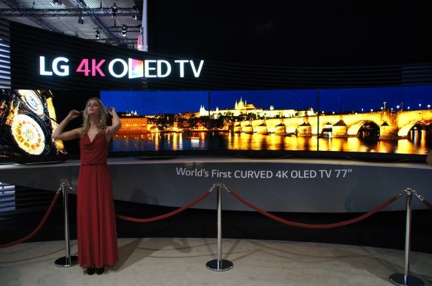 77-calowe, zakrzywione telewizory Ultra HD 4K. Firma LG zastosowała w nich ekrany OLED.