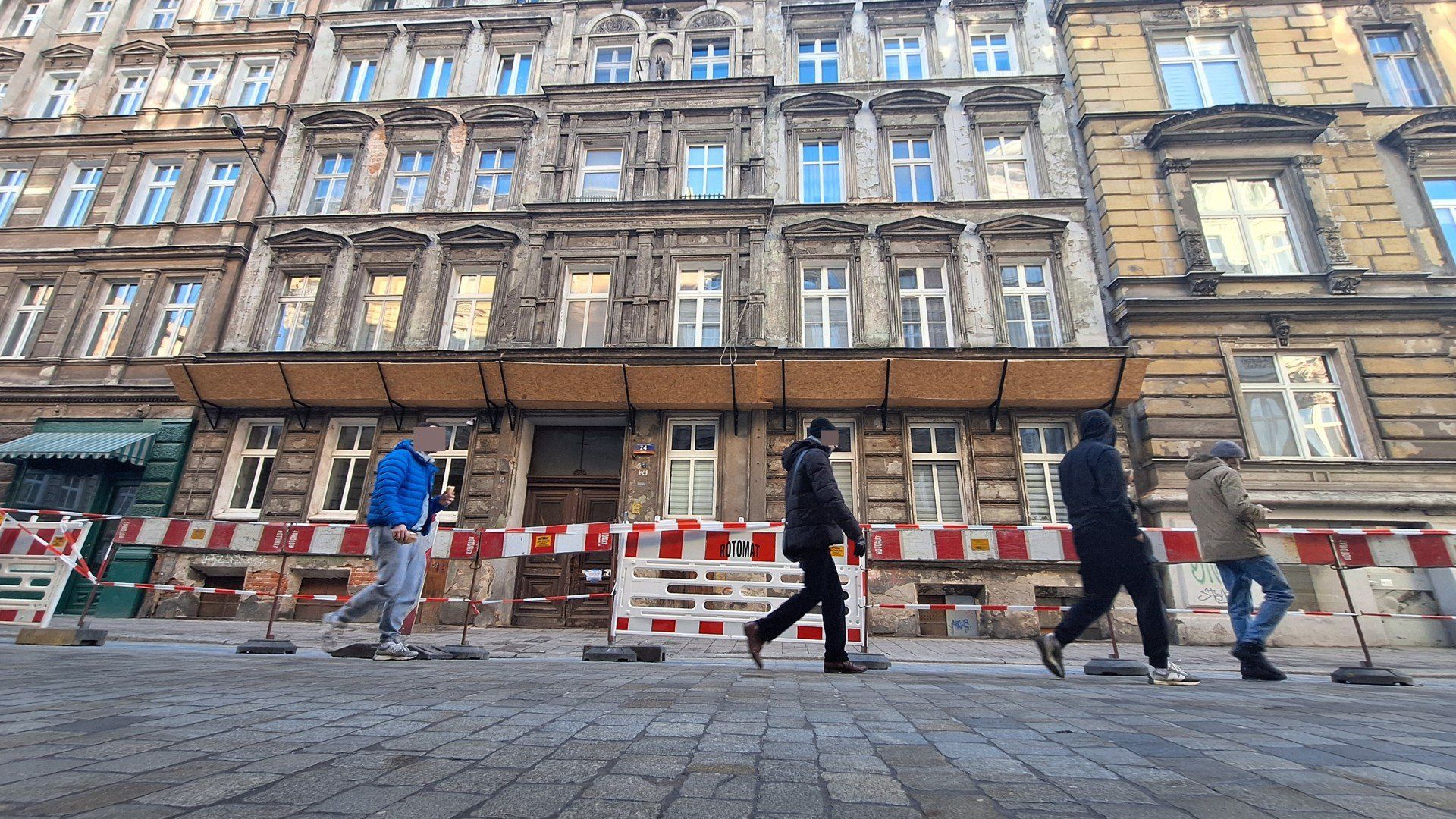 Mieszkańcy obawiają się, że olbrzymi fragment znajdujący się przy dachu kamienicy,  w każdej chwili może runąć na dół.