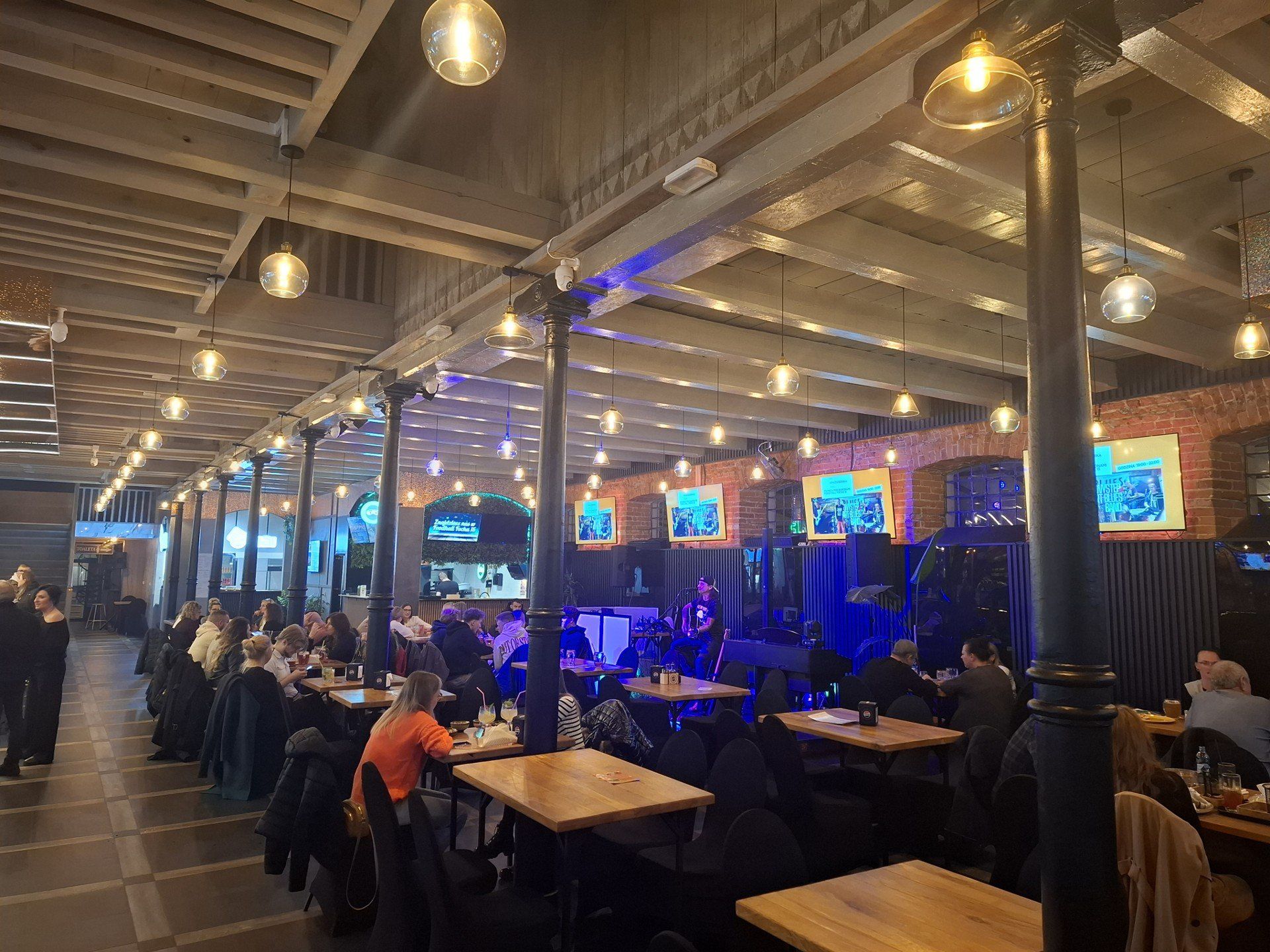 Blues Tenders, czyli jednoosobowy zespół oczarował publikę zgromadzoną w Food Hall Focha 15.