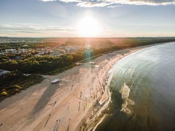 Świnoujście: Miasto dołącza do kampanii "Dzieciństwo bez Przemocy" - budynki miasta podświetlone na czerwono jako symbol wsparcia dla dzieci
