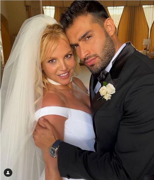 Mąż Britney Spears przebiera się na parkingu. Na jego ciele widać było siniaki