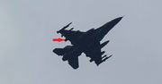 Ukraiński F-16 w nowej roli. Pod skrzydłami podwójny bombowy czteropak