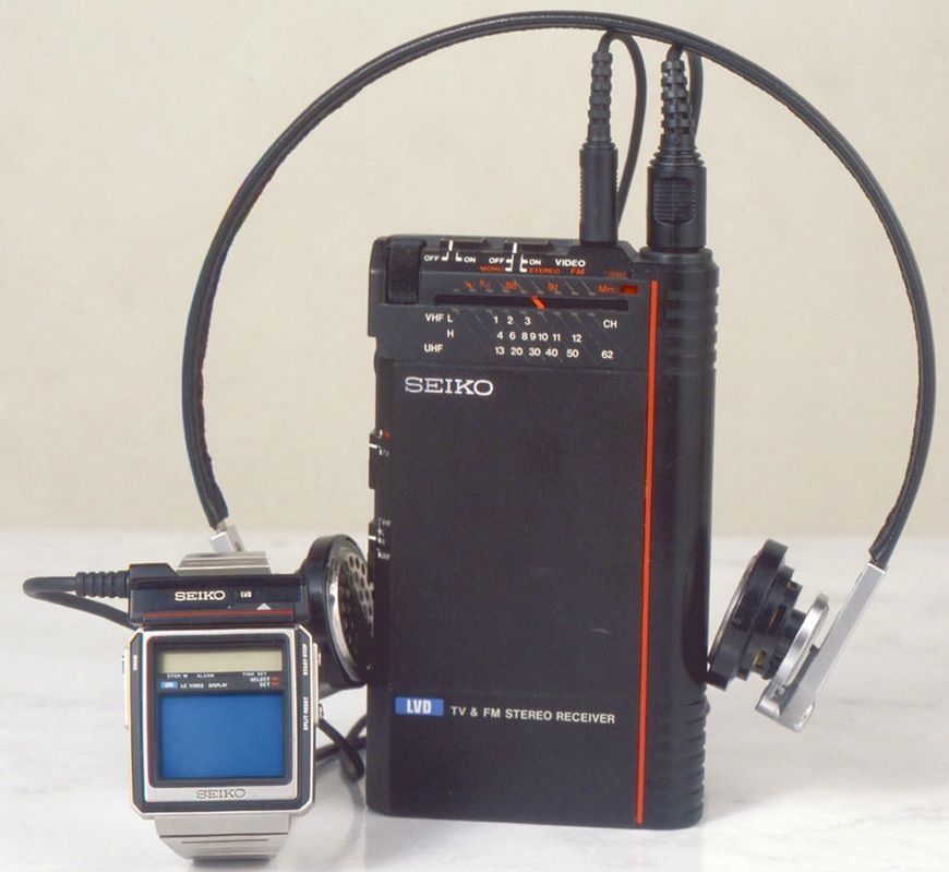 Najmniejszy telewizor na świecie. Wyprodukowano go już w latach 80. Mieścił się na… nadgarstku 2
