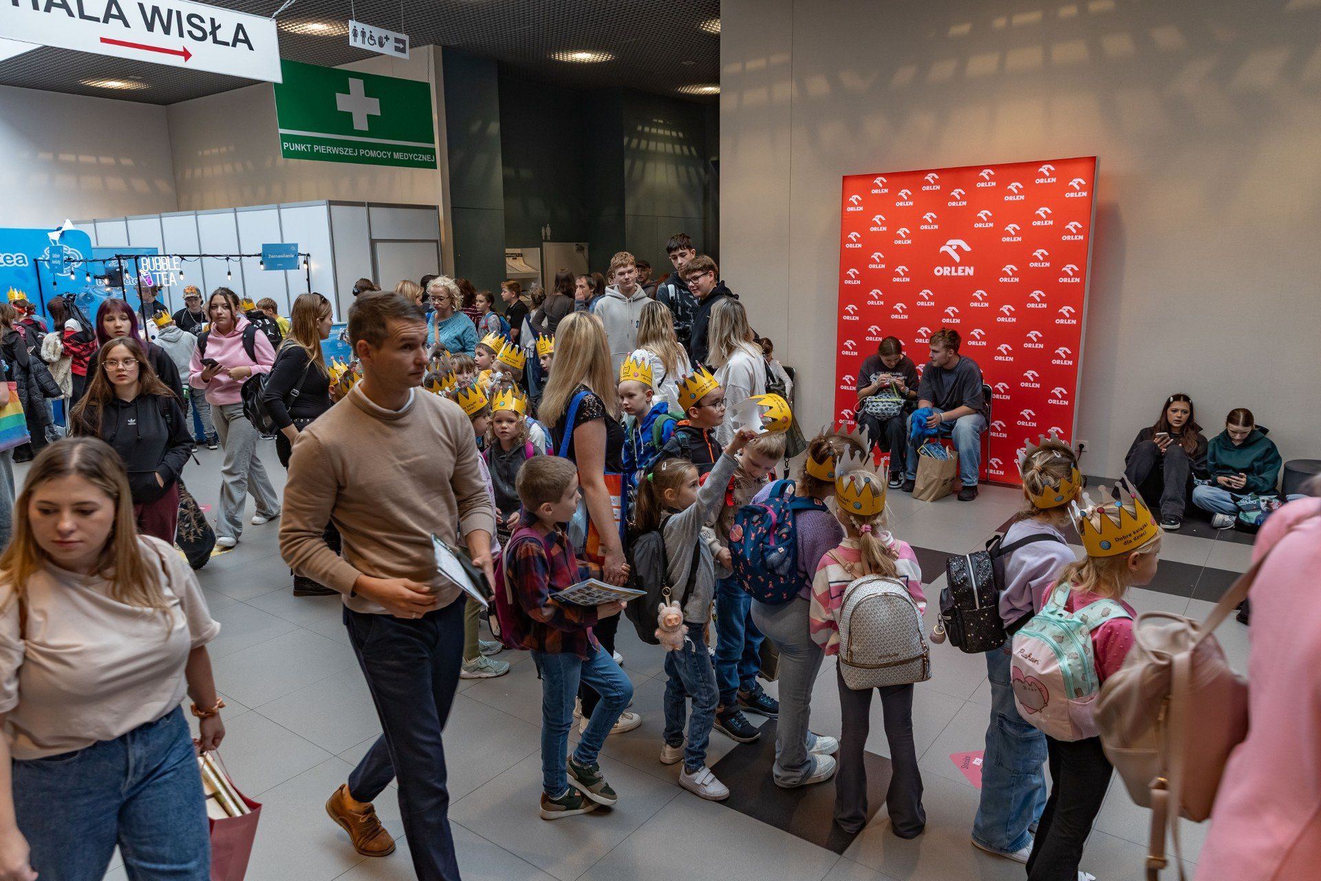 Już są: 28 Międzynarodowe Targi Książki w Krakowie: pisarze, celebryci i tłumy czytelników i łowów autografów
