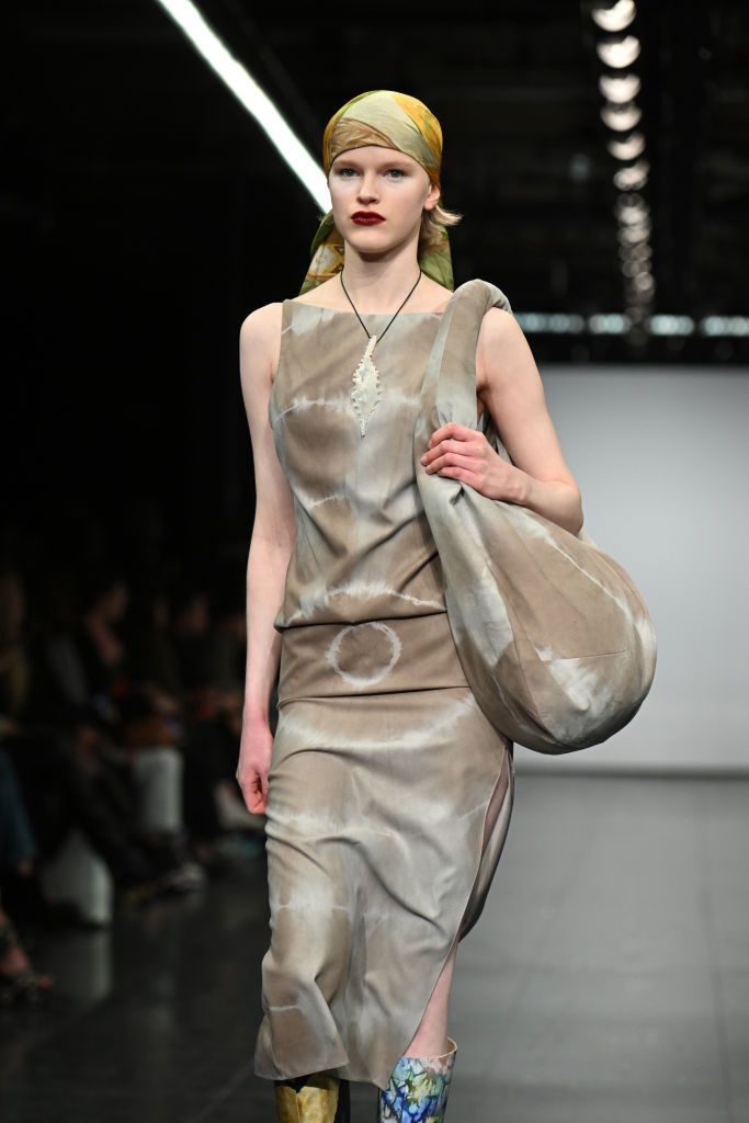 Duża torba "hobo bag" na pokazie Conner Ives 