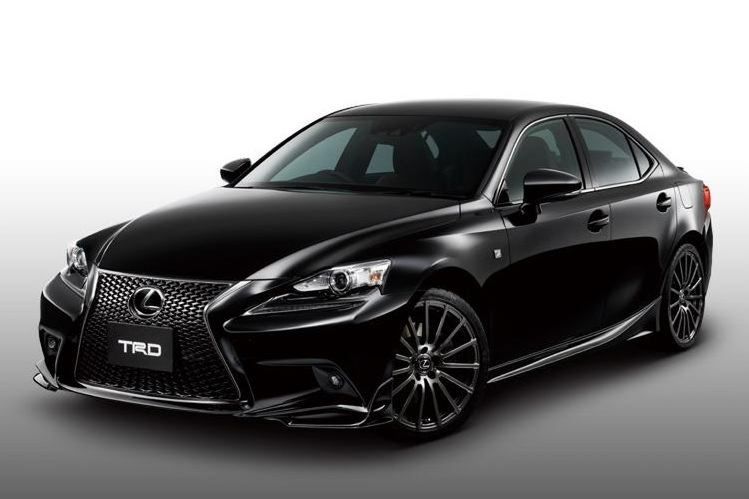 Lexus IS z akcesoriami TRD