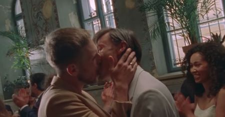 Andrzej Piaseczny opublikował nowy teledysk. W klipie "Piaska" ślub biorą mężczyźni