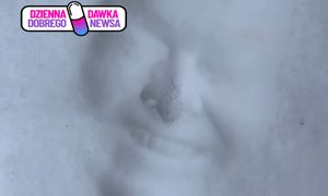 Zostawiają w śniegu odcisk twarzy. Ten trend zyskuje na popularności