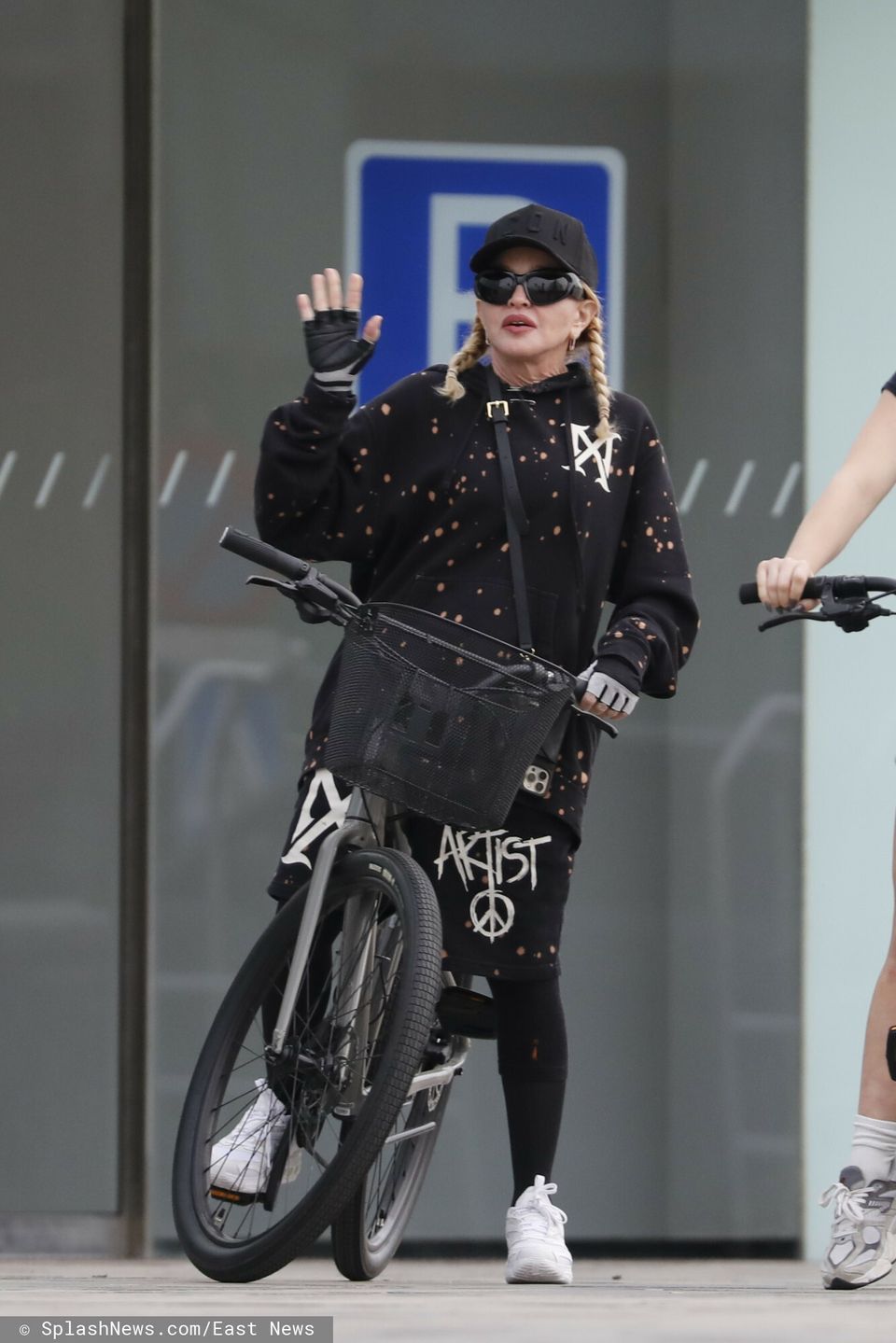 Naturalna Madonna jedzie rowerem