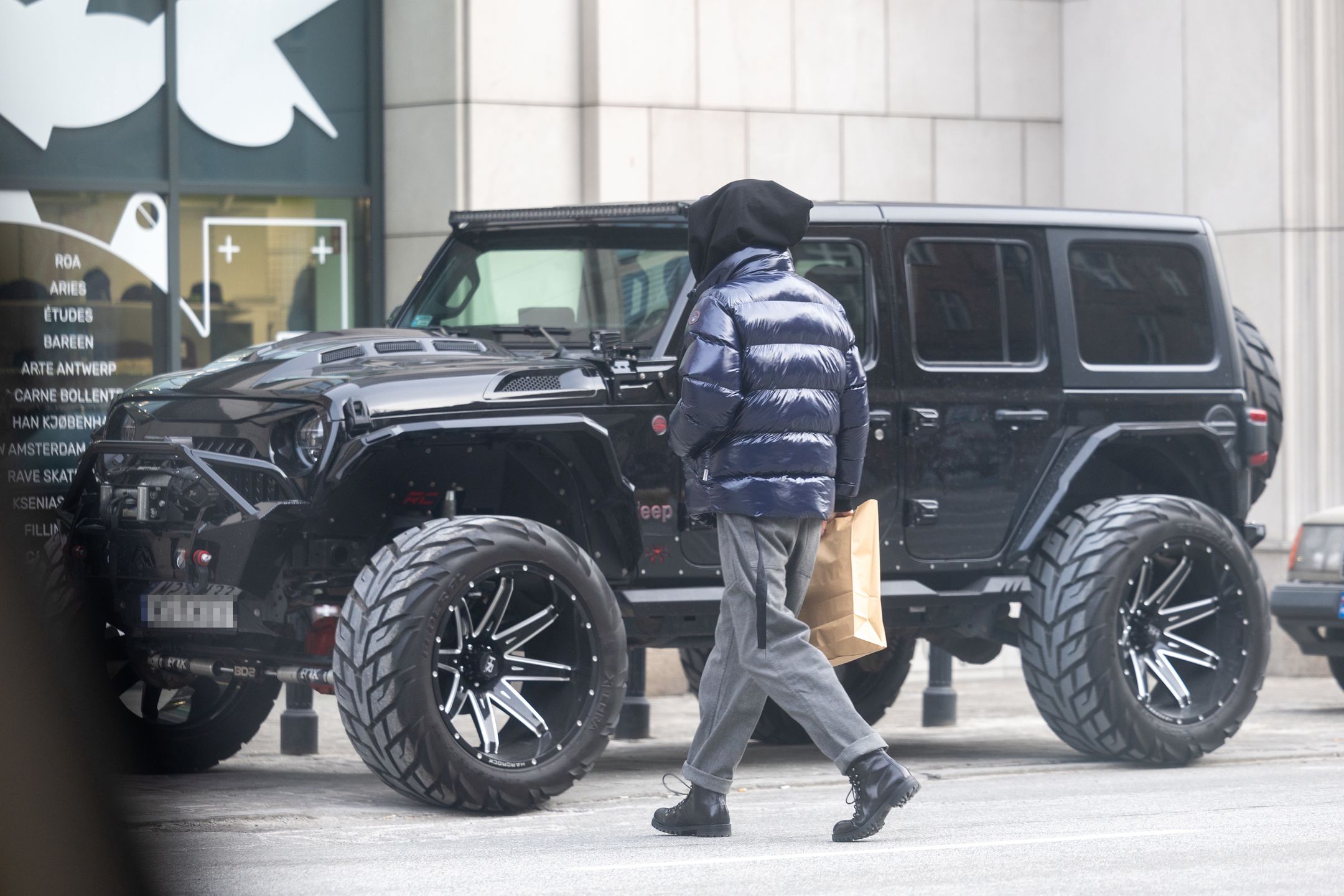 Kuba Wojewódzki wozi się po stolicy nową furą