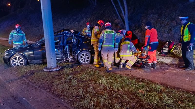 BMW roztrzaskało się na słupie na ul. Nadbystrzyckiej
