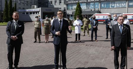 Pokazałem Polakom zdjęcie premiera. Musiałem uciekać (Felieton)
