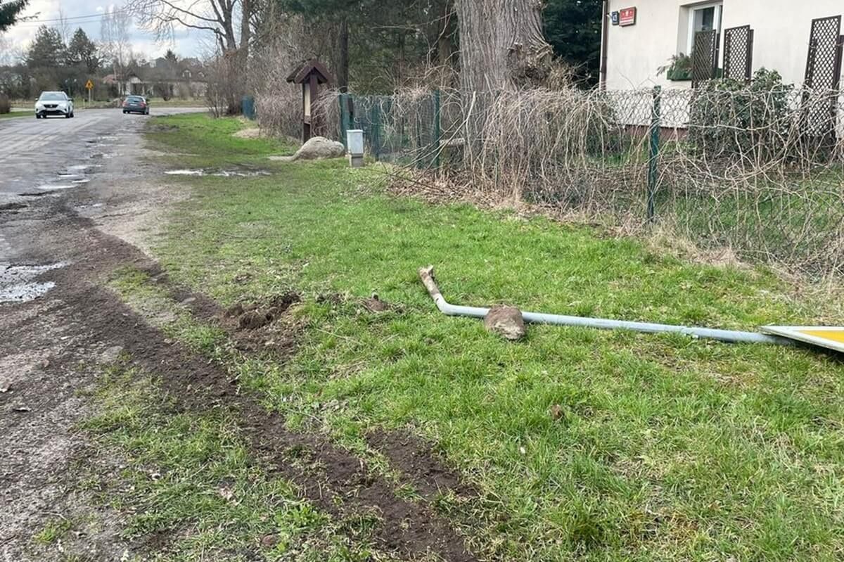 Kierowca volkswagena stracił panowanie na łuku drogi i skasował znak drogowy