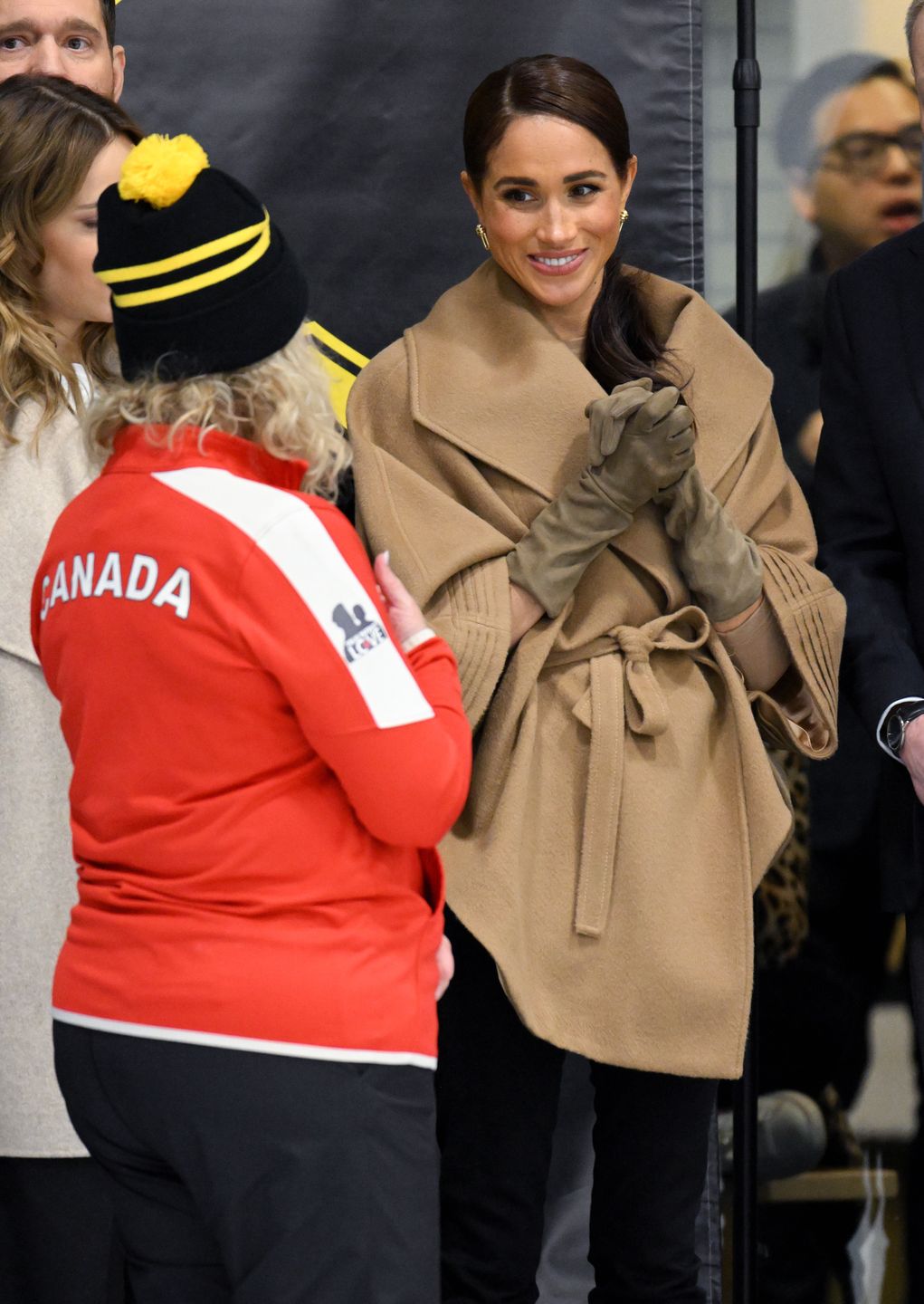 Meghan Markle postawiła na płaszcz o szlafrokowym kroju 