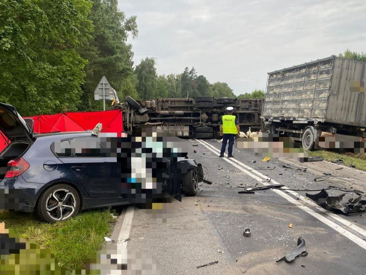 Mosty: Czołowe zderzenie ciężarówki i BMW. W wypadku zginęła kierująca osobówką