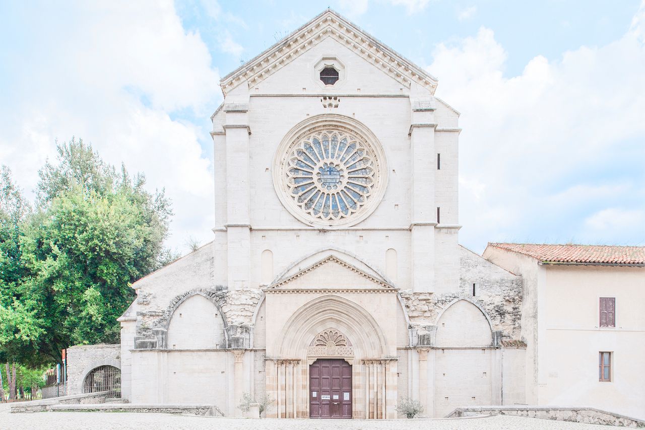 "Domus Alba", czyli Biały Dom, jest miejscem odpoczynku, w którym można schować się przed burzą codziennego życia i zatopić się w ciszy, co w dzisiejszych czasach jest niezwykle ważne. Poprzez zdjęcia z serii, Federico Scarchilli stara się przywrócić duchowość swojemu pokoleniu.