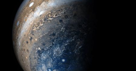 Nowe zdjęcia Jowisza ujawniają, że na jego powierzchni występują burze