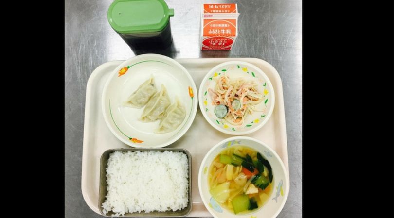 Obiad na stołówce szkolnej w Japonii przypomina składem obiad z Korei Południowej