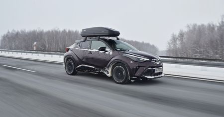 Ile więcej pali auto z boxem dachowym? Sprawdziłem, jaka prędkość jest optymalna dla hybrydy