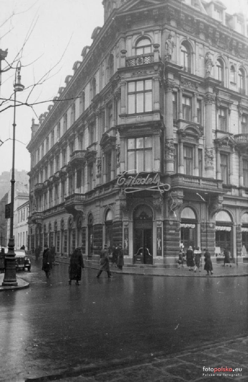 Szpitalna 8, wejście do sklepu, 1939 r.