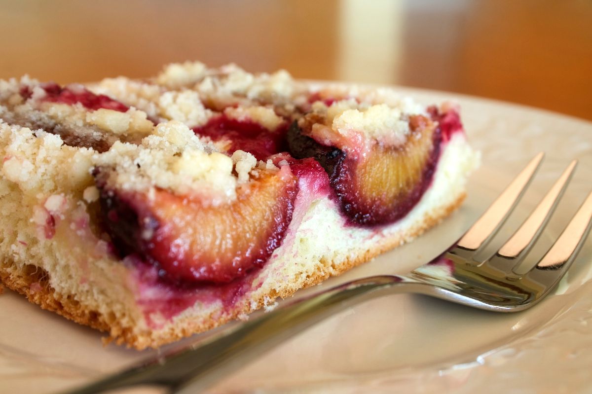 Shortcrust cake with plums