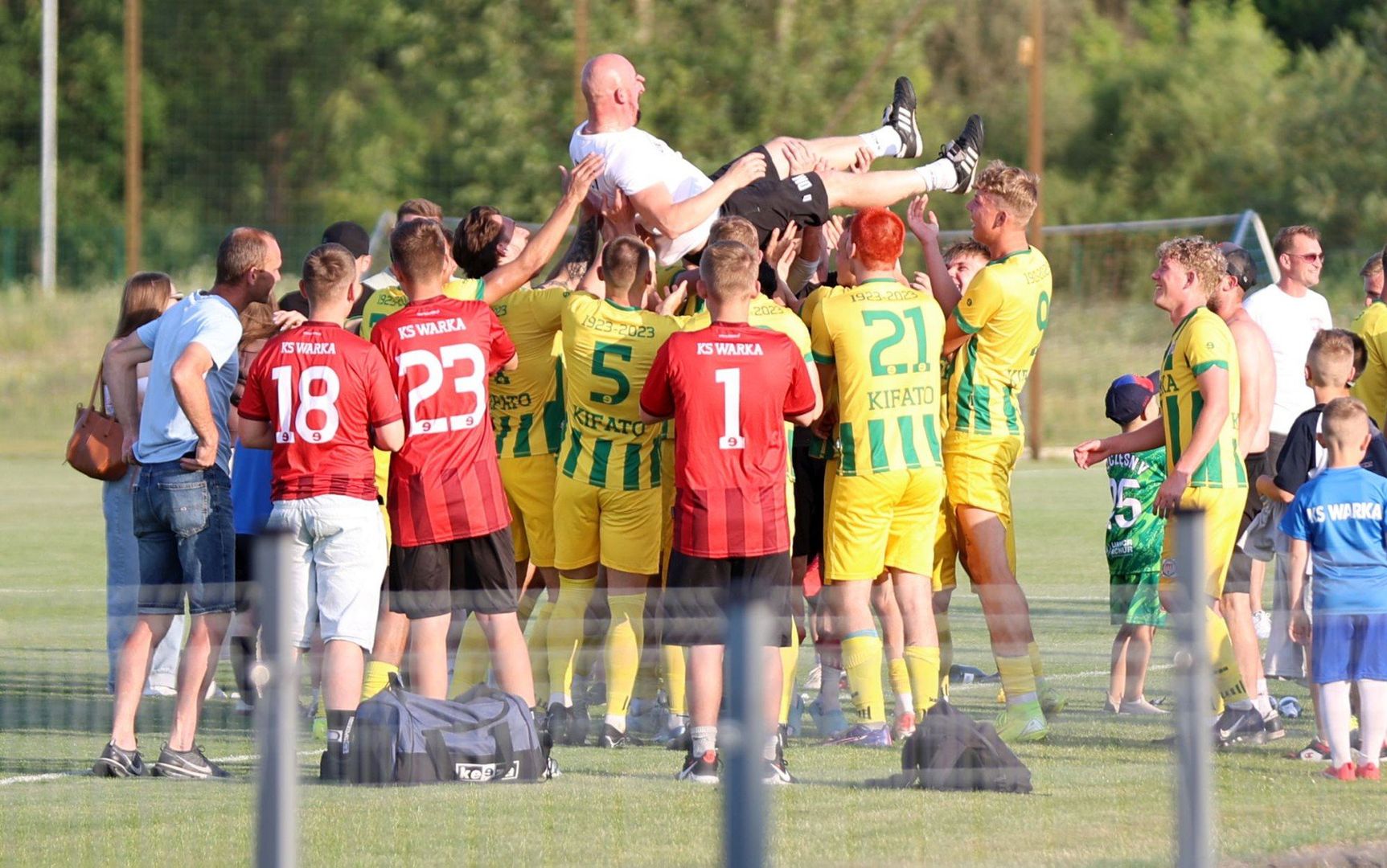 Radość KS Warka po awansie