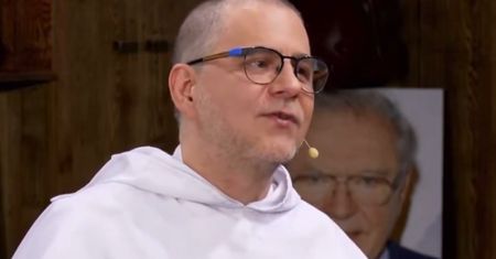 "Co to jest za kretyn?" Ojciec Gużyński grzmi w Kanale Sportowym