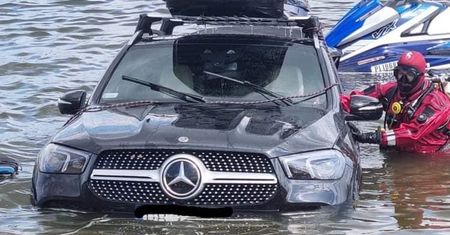 Wodował skuter, zwodował też mercedesa. Pomogli strażacy