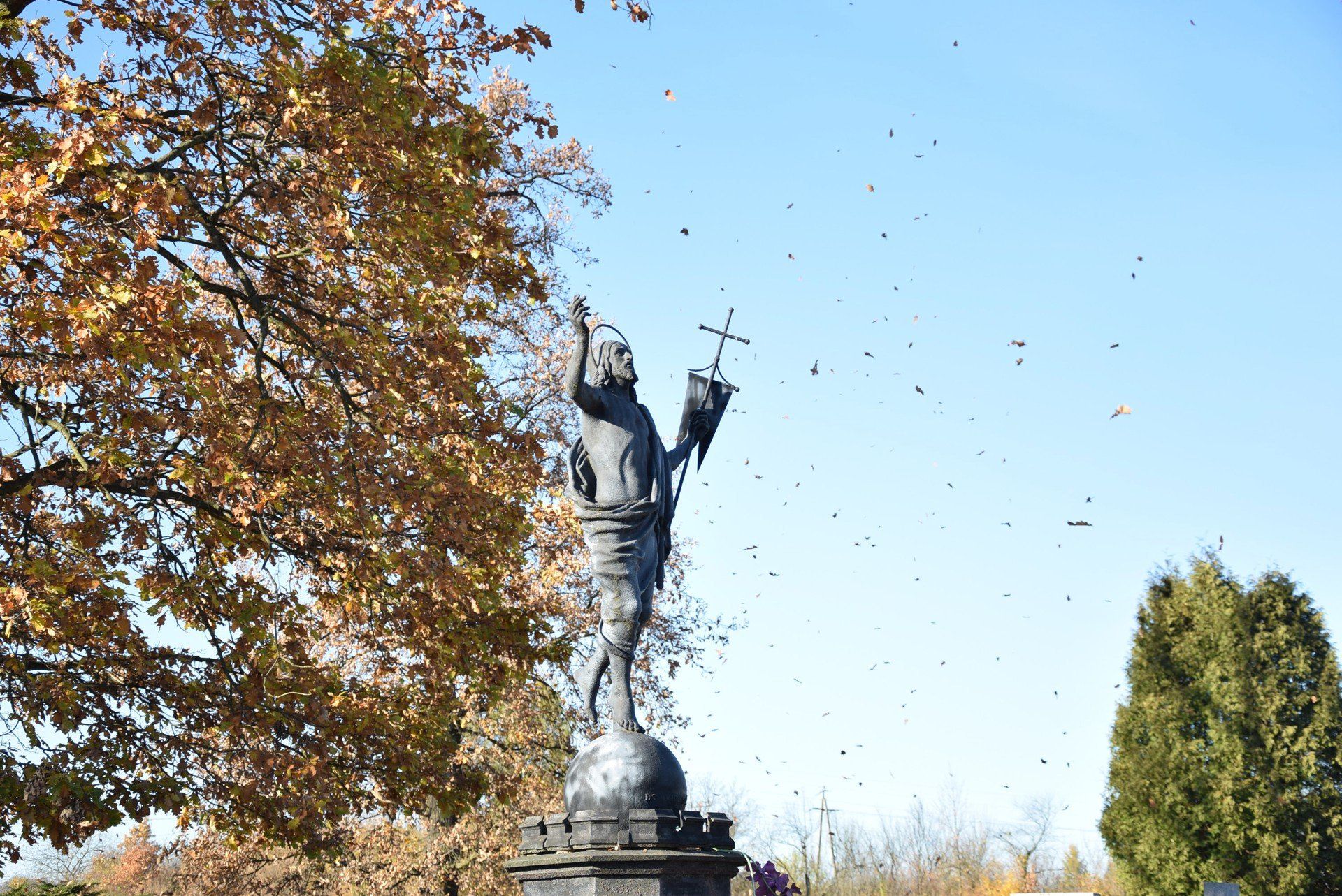 Cmentarz Parafialny w Krzeszowicach został założony w pierwszej połowie XIX wieku