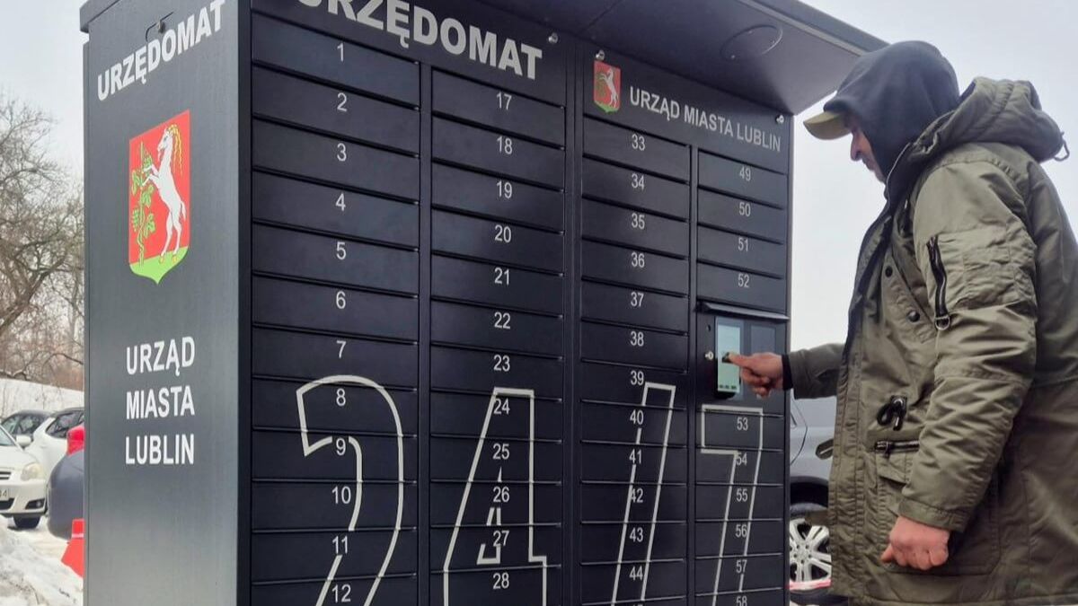 Urzędomat przed Wydziałem Komunikacji w Lublinie