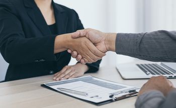 Nowe przepisy i dofinansowanie dla pracodawców. Skorzystają na tym osoby 50+
